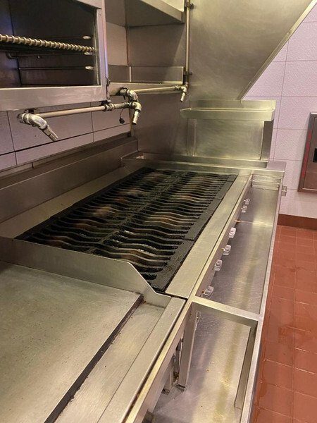 Cleaned broiler with bright stainless steel and clear grates